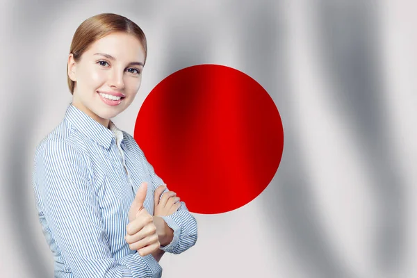 Adoro o conceito do Japão. Jovem mulher com polegar para cima contra a bandeira japonesa — Fotografia de Stock