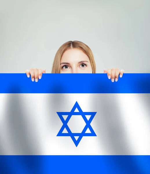 イスラエルの旗の背景を持つ美しい幸せな若い女性. — ストック写真