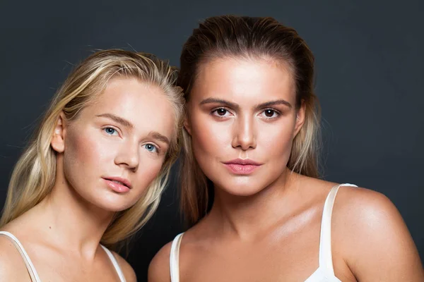 Mooie vrouwen vriendinnen in wit shirt portret — Stockfoto