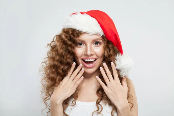 Mutlu, heyecanlı, Noel Baba şapkalı genç kadın gülümsüyor.. — Stok fotoğraf