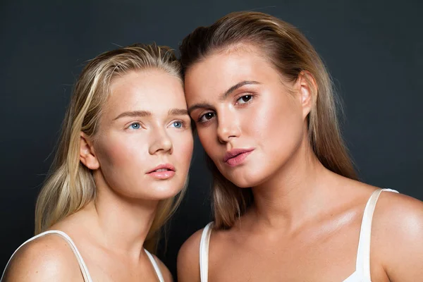 Deux jolies femmes à la peau claire et aux cheveux blonds naturels — Photo