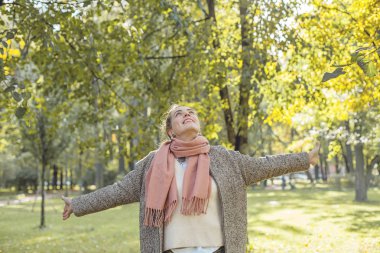 Baharın tadını çıkaran güzel bir kadın güneşli bahar parkında