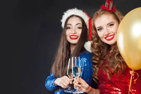 Vrolijke kerstvrouwen. Winter meisjes, Vrolijk kerstfeest — Stockfoto