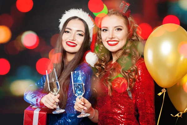 Pretty Christmas women on abstract bokeh glitter sparkle party — Stock Photo, Image