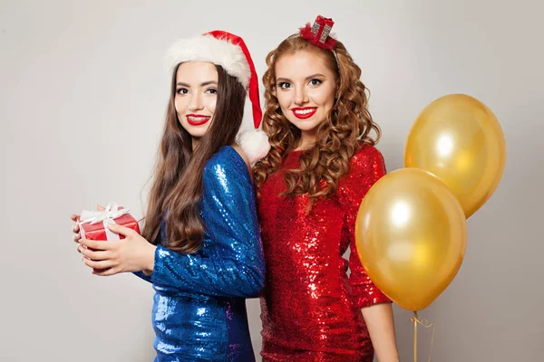Retrato de duas mulheres felizes de Natal — Fotografia de Stock