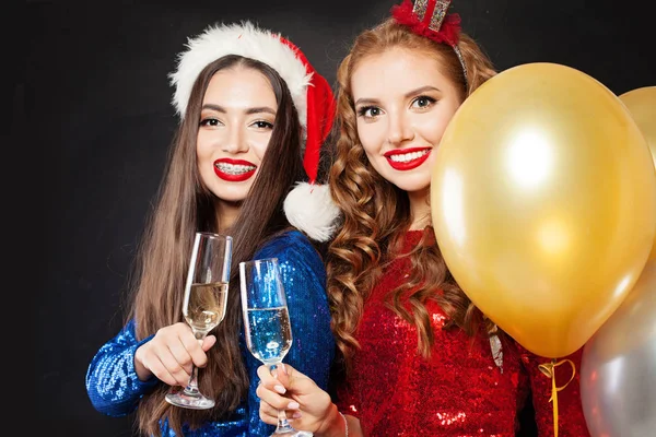 Natal muito feliz mulheres modelos em vestido de festa em preto — Fotografia de Stock