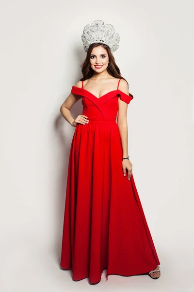 Mode kvinna i röd klänning porträtt — Stockfoto