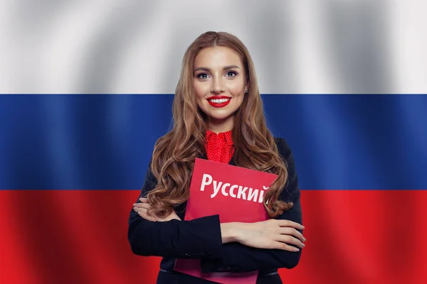 Rusko koncept s šťastná žena student s červenou knihou na ruské vlajce — Stock fotografie