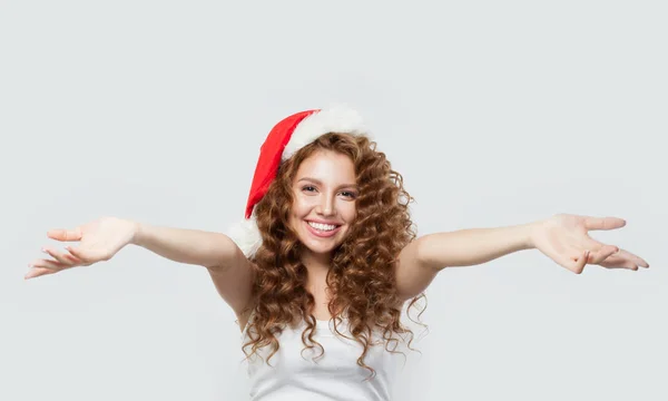 Vacker kvinna i Santa hatt har roligt på vit bakgrund — Stockfoto