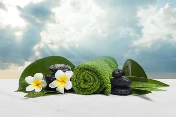 Spa objects for tropical healthy therapy with towel and flowers. — Stock Photo, Image