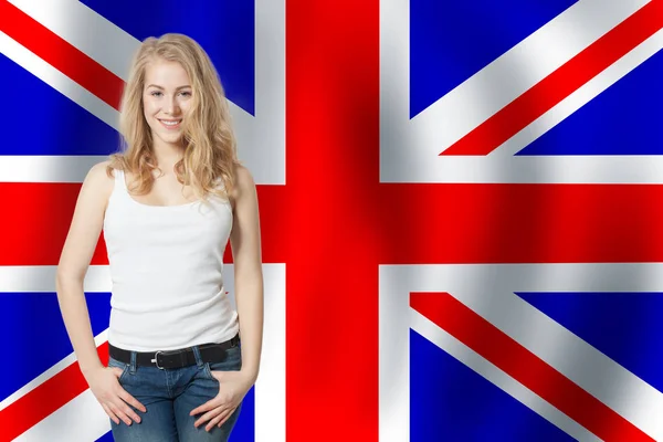 Portrait de jolie fille heureuse avec le fond du drapeau britannique . — Photo