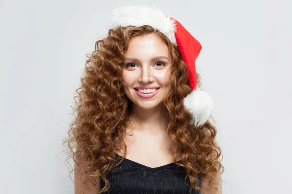 Linda mujer Santa sobre fondo blanco. Navidad y Año Nuevo — Foto de Stock