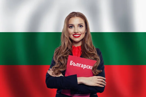 Bulgarca 'yı seviyorum. Bulgar bayrağı ve kitabıyla mutlu bir kadın — Stok fotoğraf