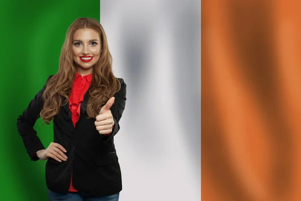 Αγαπώ την Ιρλανδία. Χαρούμενη χαριτωμένη γυναίκα με ιρλανδική σημαία — Φωτογραφία Αρχείου