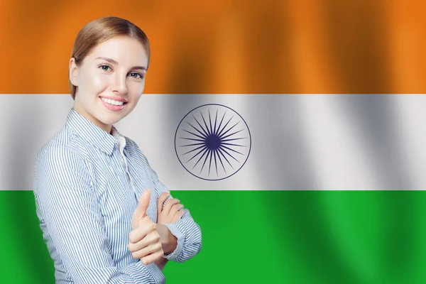 Έννοια της Ινδίας. Ευτυχισμένη γυναίκα με τον αντίχειρα επάνω στη σημαία της Ινδίας — Φωτογραφία Αρχείου