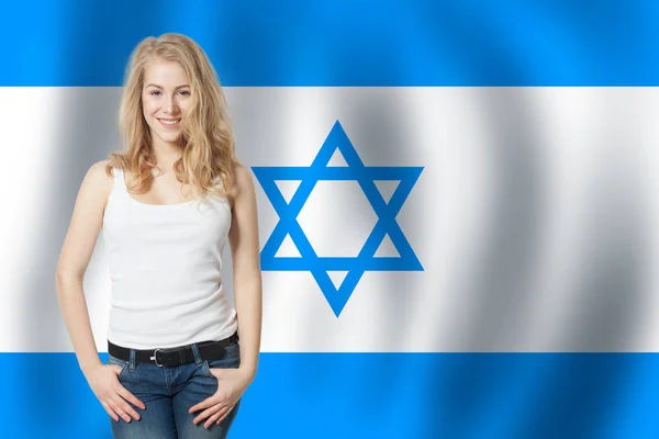 Szczęśliwy, piękna, młoda kobieta na tle flagi Izraela. — Zdjęcie stockowe