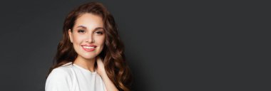 Fotokopi alanı olan gri afiş üzerinde genç mükemmel kadın yüzü