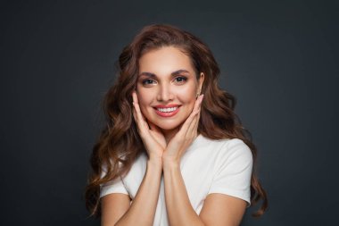 Gri arka planda neşeli kadın portresi