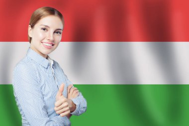 Mutlu öğrenci kız ve Macaristan bayrağı. Macarca öğren.