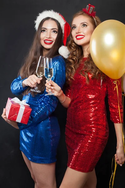 Vrolijke kerstvrouwen in feestjurk. Vrolijk kerstfeest — Stockfoto