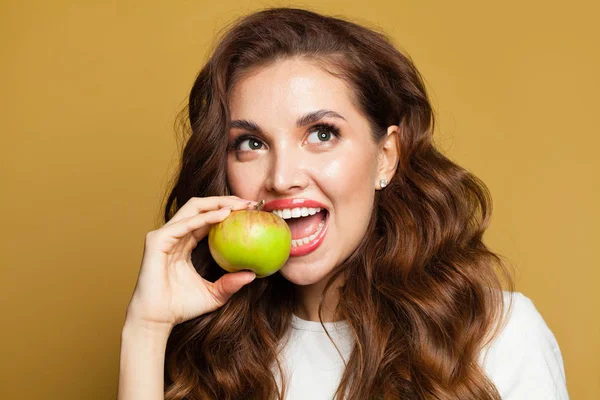 Diet concept and healthy eating concept. Young woman with apple — ストック写真