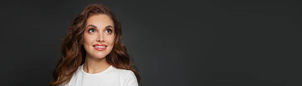 Hermosa mujer sonriendo sobre fondo de banner gris con espacio de copia —  Fotos de Stock