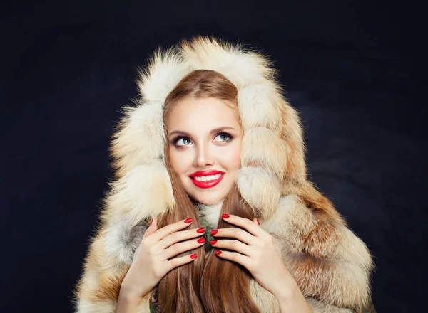 Vacker ung vinter kvinna i päls huva. Flicka med röda naglar — Stockfoto