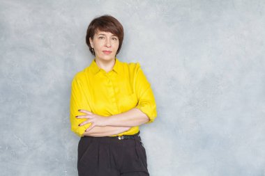 Sarı tişörtlü, ciddi bir iş kadını.