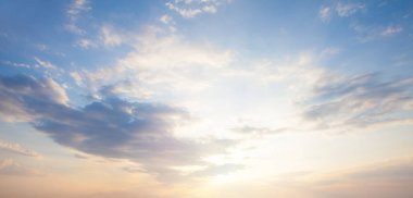 Mavi gökyüzü arka planda. Bulutlu güzel manzara 