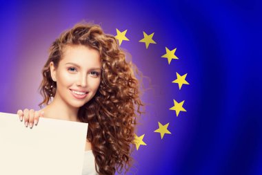Avrupa Birliği bayrağı arka planına karşı beyaz arka plan gösteren mutlu kadın