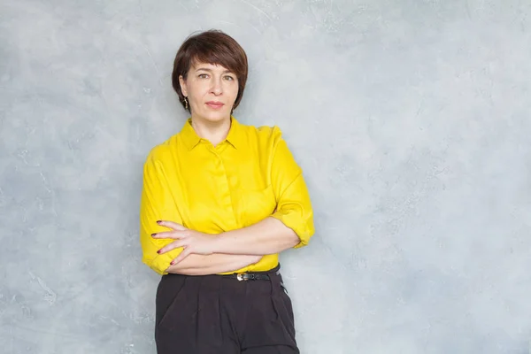 深刻な成熟したビジネス女性で黄色シャツの肖像画 — ストック写真