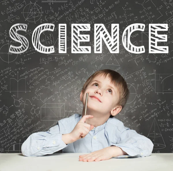 Student kleiner Junge und naturwissenschaftlicher Hintergrund. Kind denkt nach — Stockfoto
