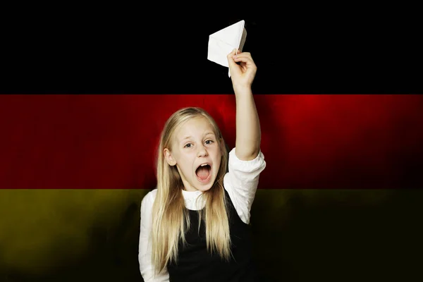 Pensando menina estudante criança contra o fundo bandeira da Alemanha . — Fotografia de Stock