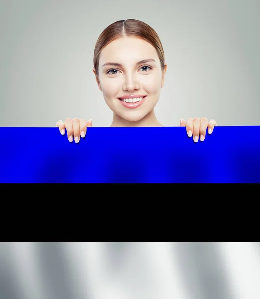 Concepto Estonia. Feliz linda chica mostrando fondo bandera de Estonia — Foto de Stock