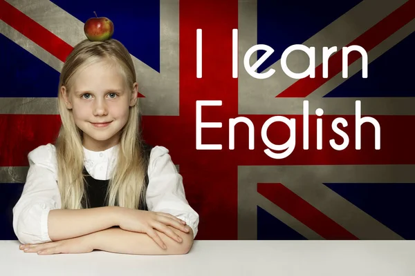 Счастливый умный ребенок на фоне флага Великобритании. Английский язык — стоковое фото
