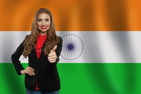 Hindistan konsepti. Hindistan bayrağının üstünde mutlu, sevimli bir kadın. — Stok fotoğraf