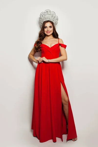 Perfekt kvinna bär röd klänning och diamant krona — Stockfoto