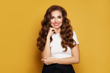 Beyaz tişörtlü güzel bir bayan gülümsüyor. Güzel model. 