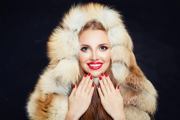 Mooie winter vrouw met rode nagels in bont kap geïsoleerd — Stockfoto