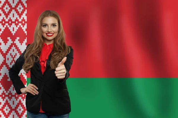 Amo il concetto di Bielorussia. Donna felice mostrando pollice in su — Foto Stock