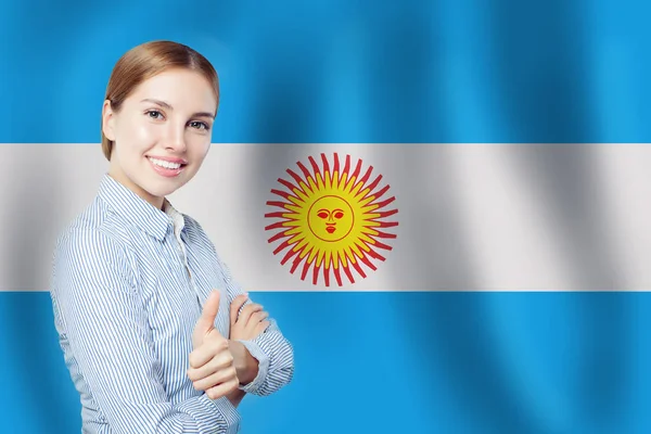 Retrato de mujer de negocios feliz en el fondo de la bandera argentina — Foto de Stock