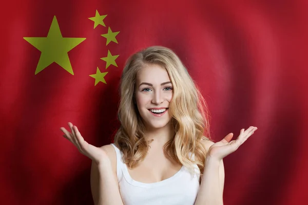 中国のコンセプトとともに幸せな驚きかわいい女の子とともに中国国旗 — ストック写真