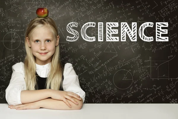 Elma ve bilim geçmişi olan küçük bir kız öğrenci.. — Stok fotoğraf