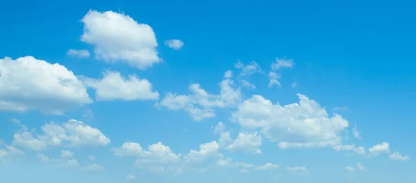 青空に浮かぶふわふわの雲。雲からの背景. — ストック写真