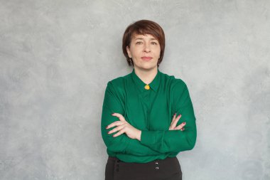 Gri arka planda orta yaşlı iş kadını portresi