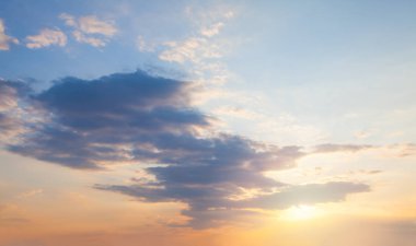 Mavi gökyüzü arka planda. Bulutlu güzel manzara 