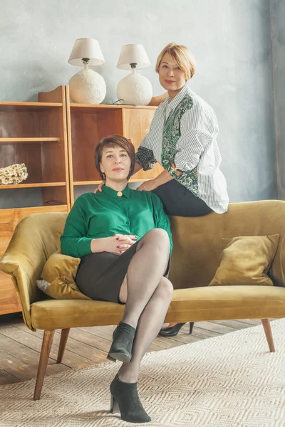 Twee volwassen vrouwen met kort haar thuis — Stockfoto