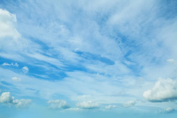 青空に浮かぶふわふわの雲。雲からの背景. — ストック写真