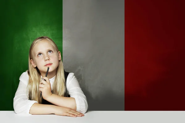 Gondolkodó gyermek lány diák ellen az olasz zászló háttér. — Stock Fotó