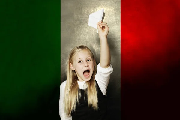 Denkende kind meisje student tegen de Italiaanse vlag achtergrond. — Stockfoto
